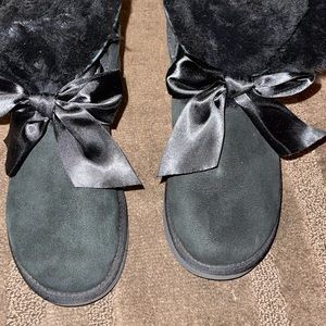 These are black UGG boots with big bow in front can be rolled down to show fur!